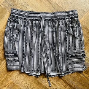 Robert Louis Women’s Black and White Drawstring Patterned Shorts Extra Large XL